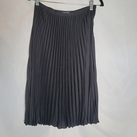 Banana Republic Factory Dresses & Skirts - NWT Banana Republic Black Pleated Skirt Women's Size 4 Petite